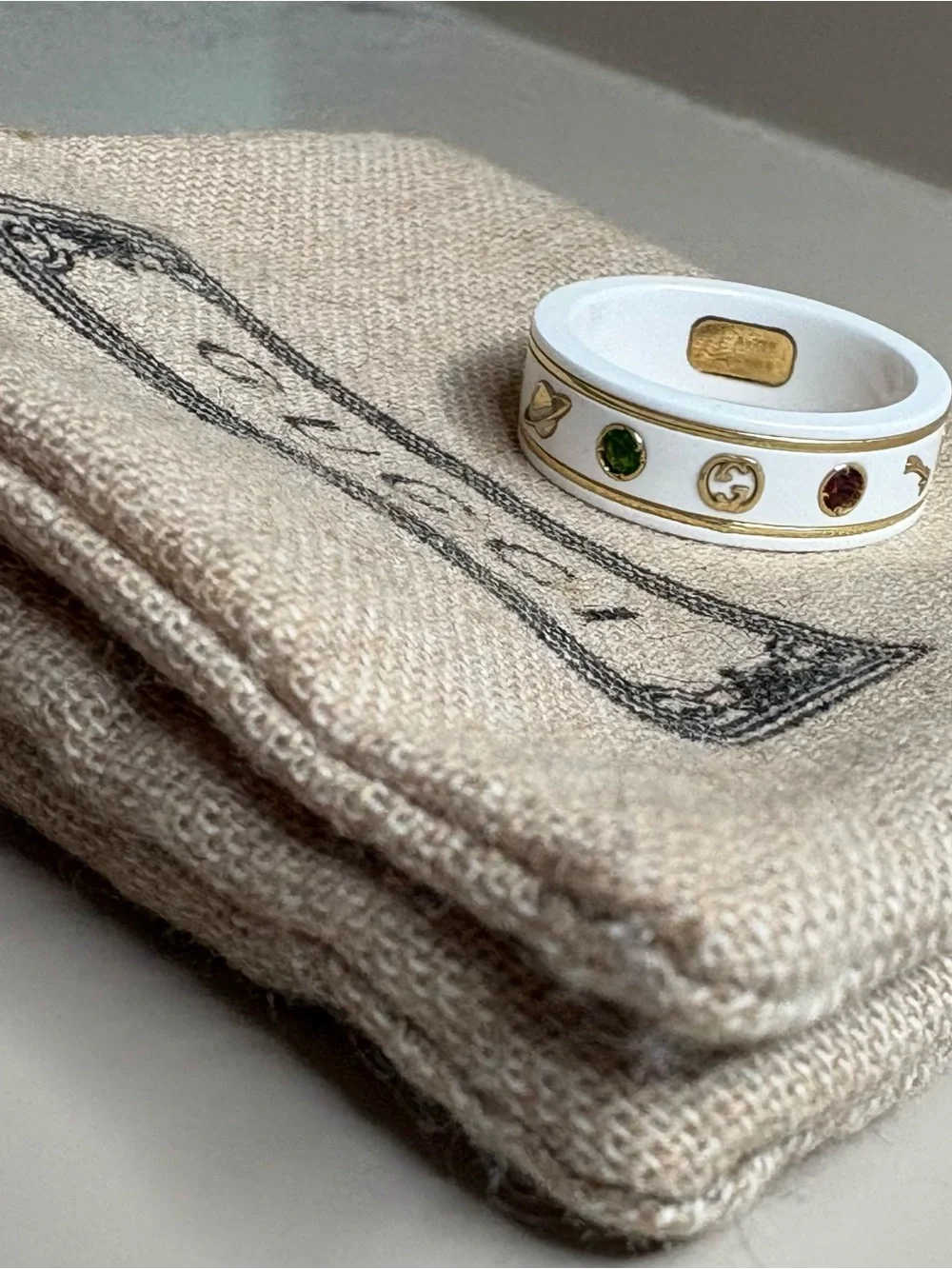 Gucci iconic 18k gold ring with gemstones